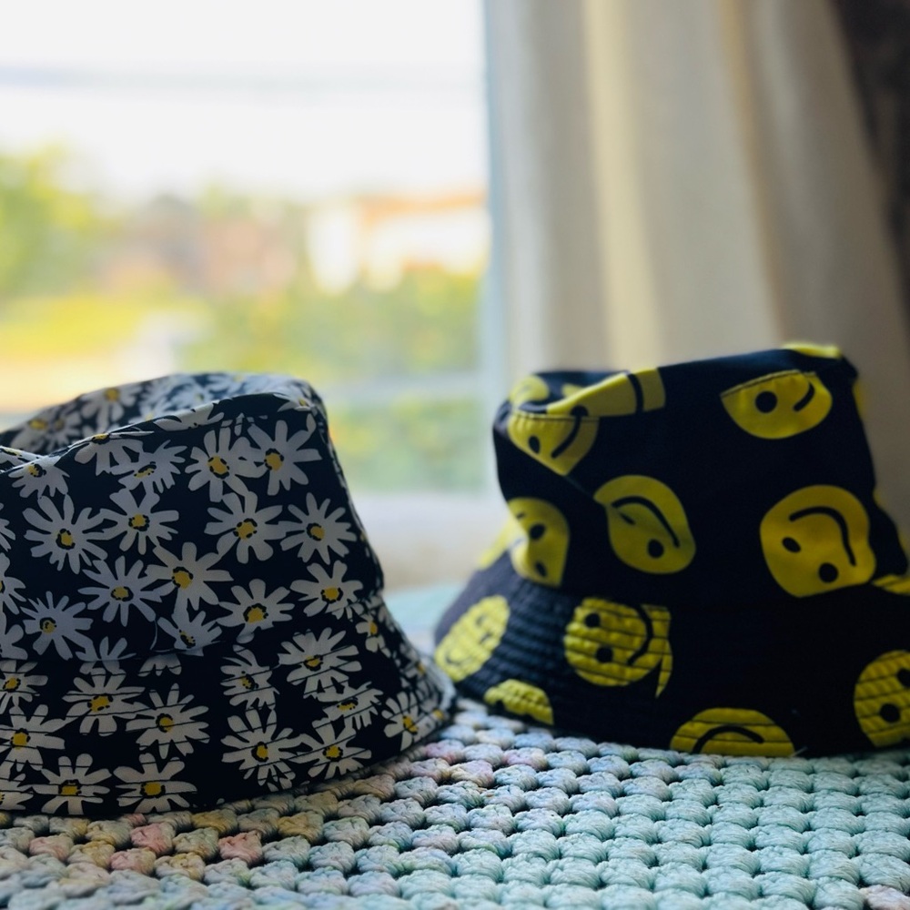 BUCKET HAT, Womens One Size, Reversable (White,Yellow Daisies/ Solid Black)